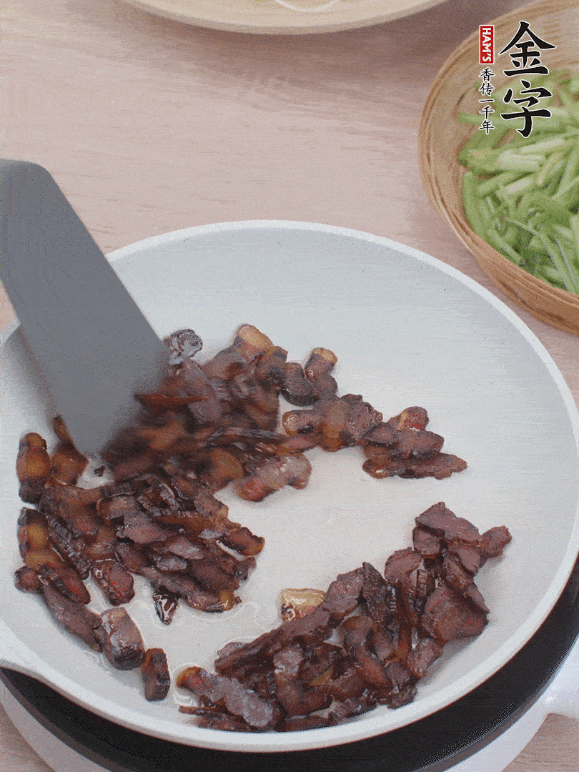 起鍋熱油，煸香醬油肉。