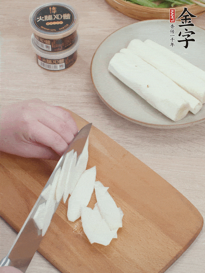 鐵棍山藥去皮，斜刀切片。