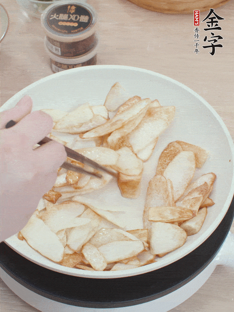 鍋中熱油，山藥煎至兩面金黃。