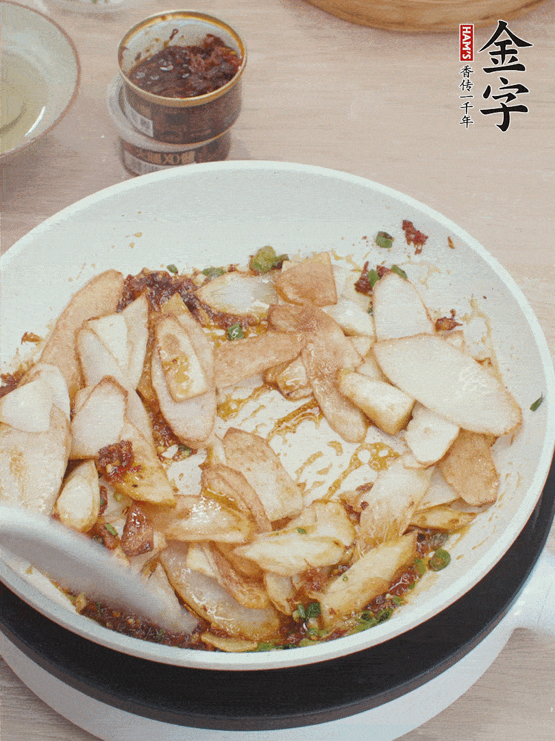 下山藥炒勻，撒蔥花。