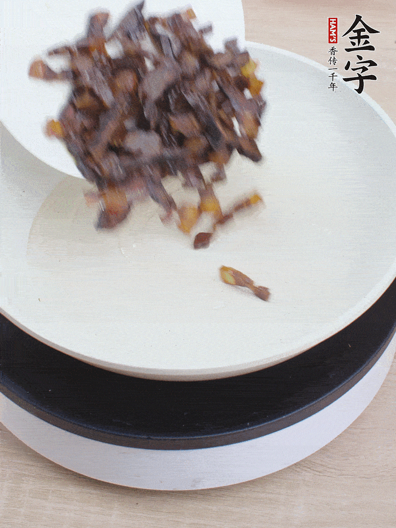 油熱倒醬油肉，編出香味。
