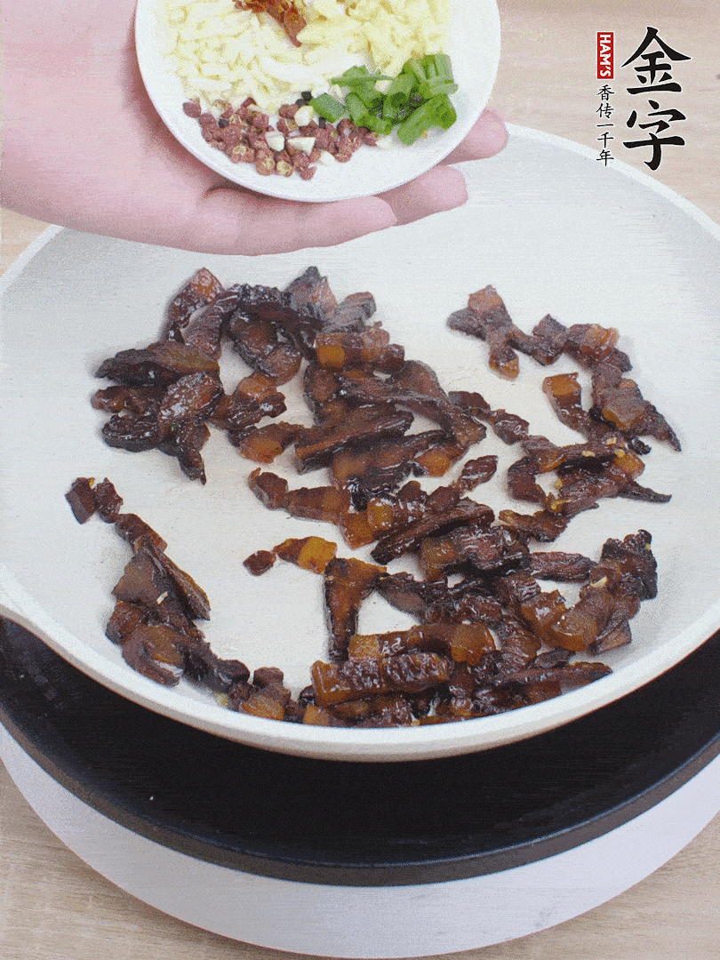 下蔥姜蒜、干辣椒、花椒粒炒香。