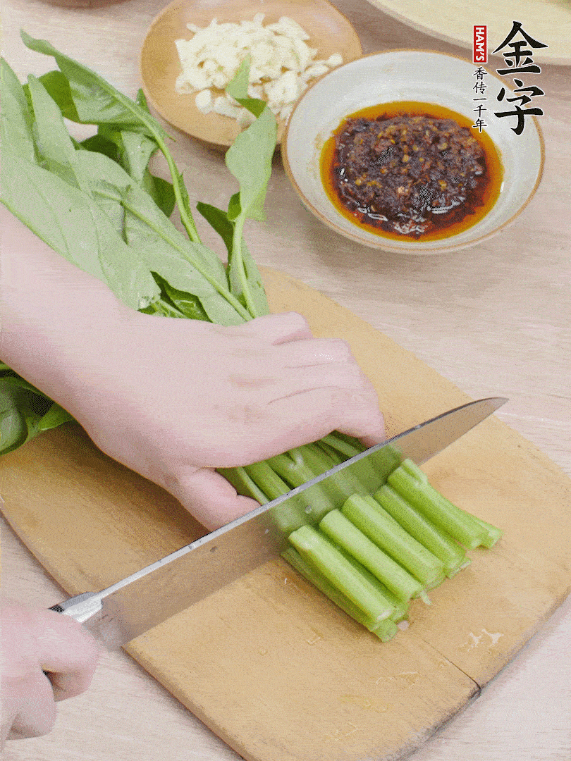 空心菜切段，大蒜拍碎切末。