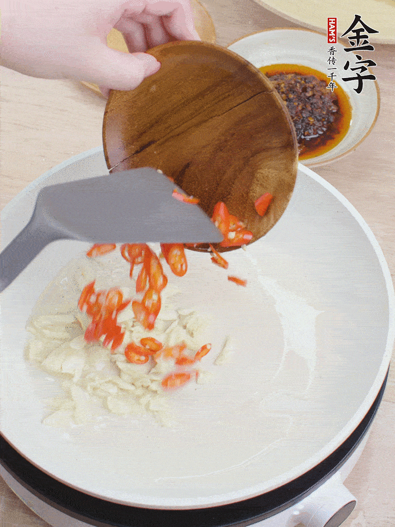 油熱煸香蒜末、辣椒。