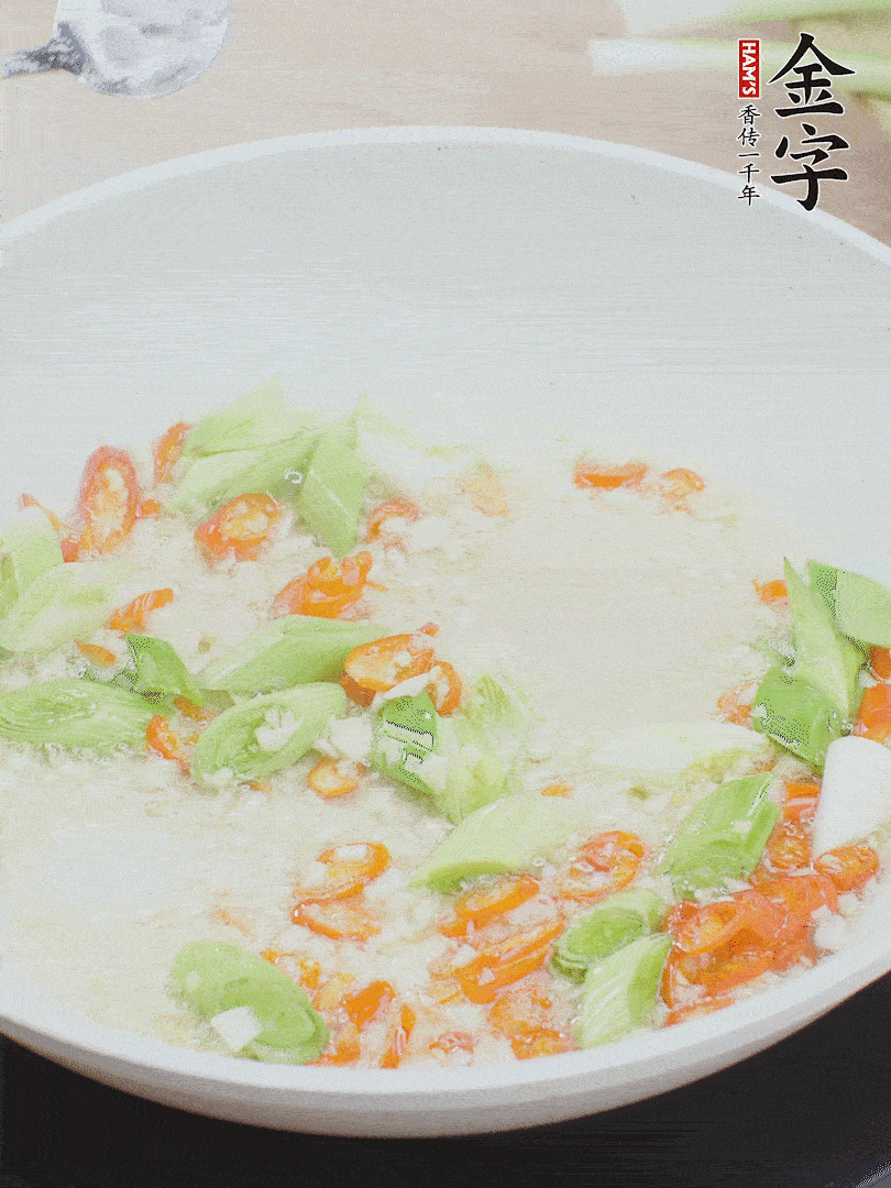 油5成熱時，下蒜末、辣椒、蒜白煸炒。