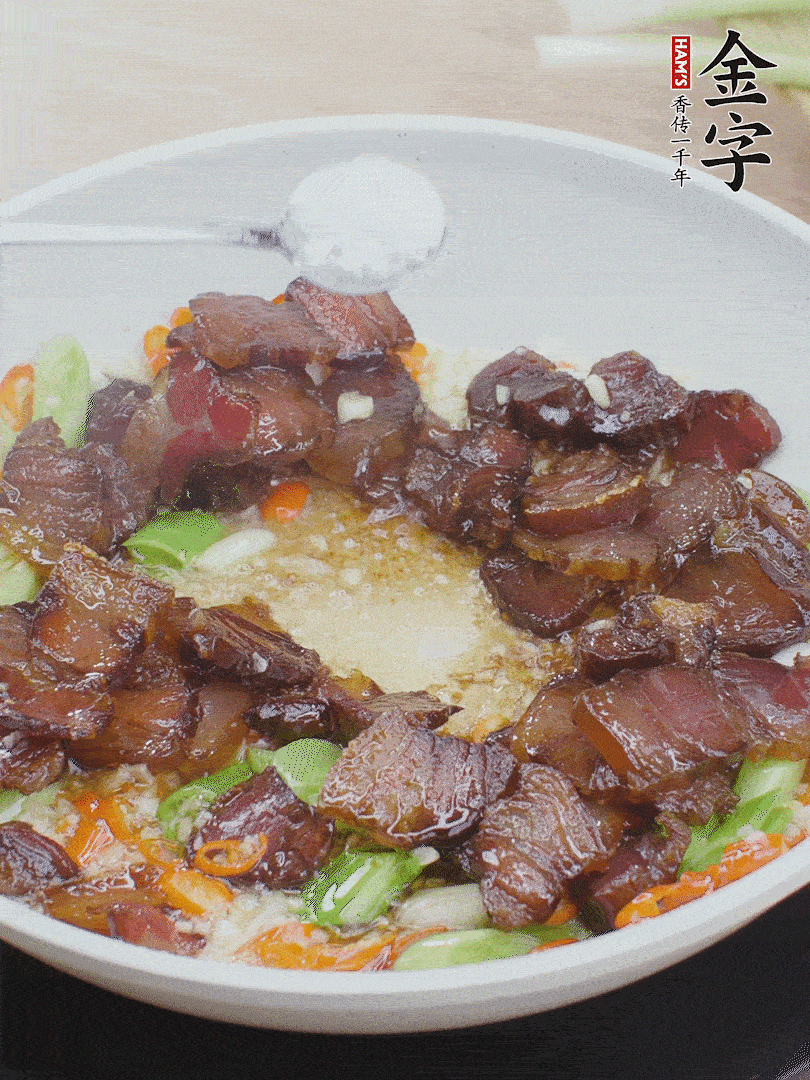下醬油肉，一點生抽、白糖調(diào)味。
