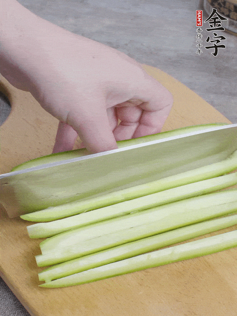 西葫蘆對半切，去瓤切條。