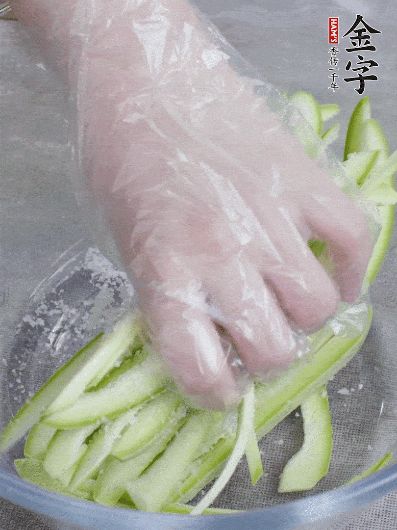 加鹽腌制15分鐘，清洗后擠干水份。
