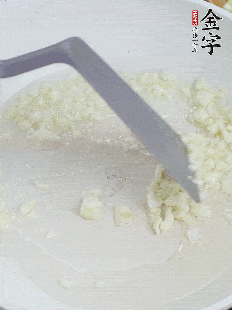 冷鍋熱油，下大蒜煎至兩面微黃。