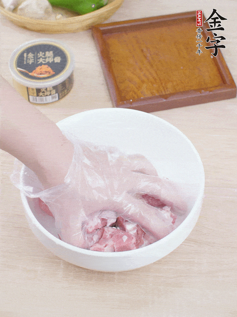 豬小排，加1勺料酒、1勺蠔油、1/3勺白胡椒粉、淀粉，抓拌均勻腌漬30分鐘。青椒去蒂去籽切塊。洋蔥去皮切塊。