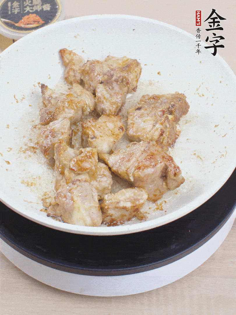油4成熱，下小排煎炒至邊緣微微發(fā)焦。