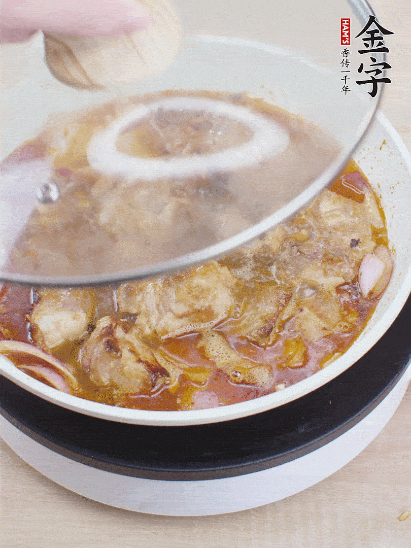 下小排翻炒，加1勺生抽、1點白砂糖和少許水燜2分鐘。