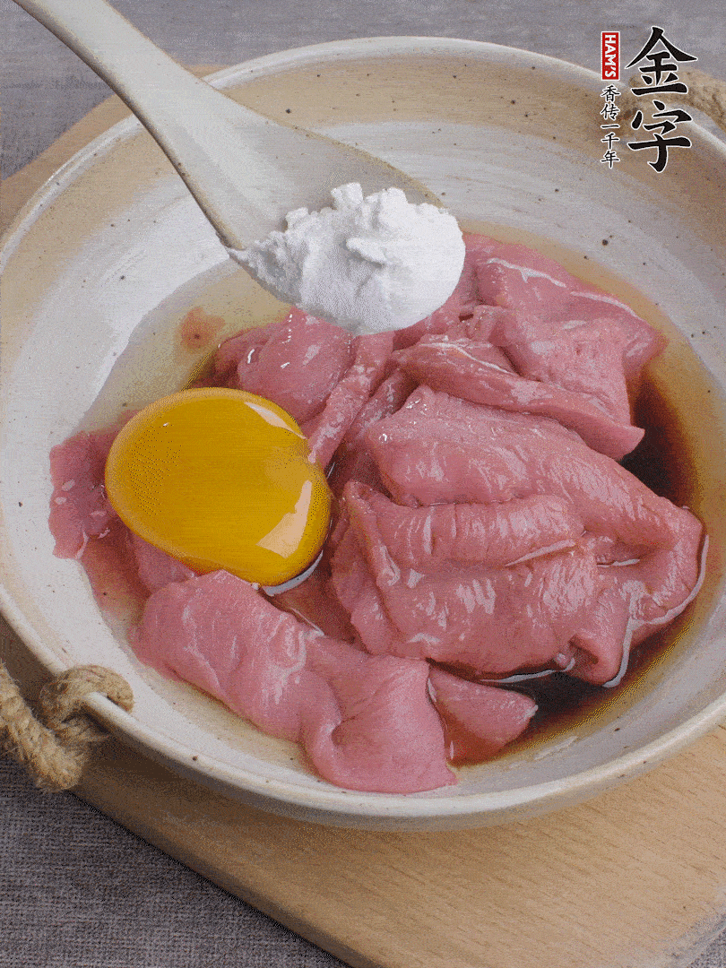 牛肉切片，雞蛋1個(gè)、水2勺、料酒1/2勺、生抽1/2勺、生粉1勺腌15分鐘。