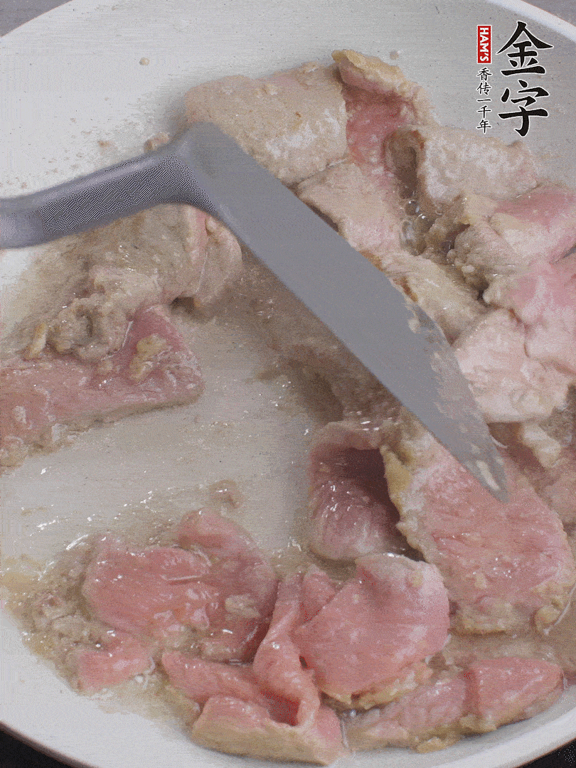 鍋中少油，下牛肉炒至變色。（盛出來）