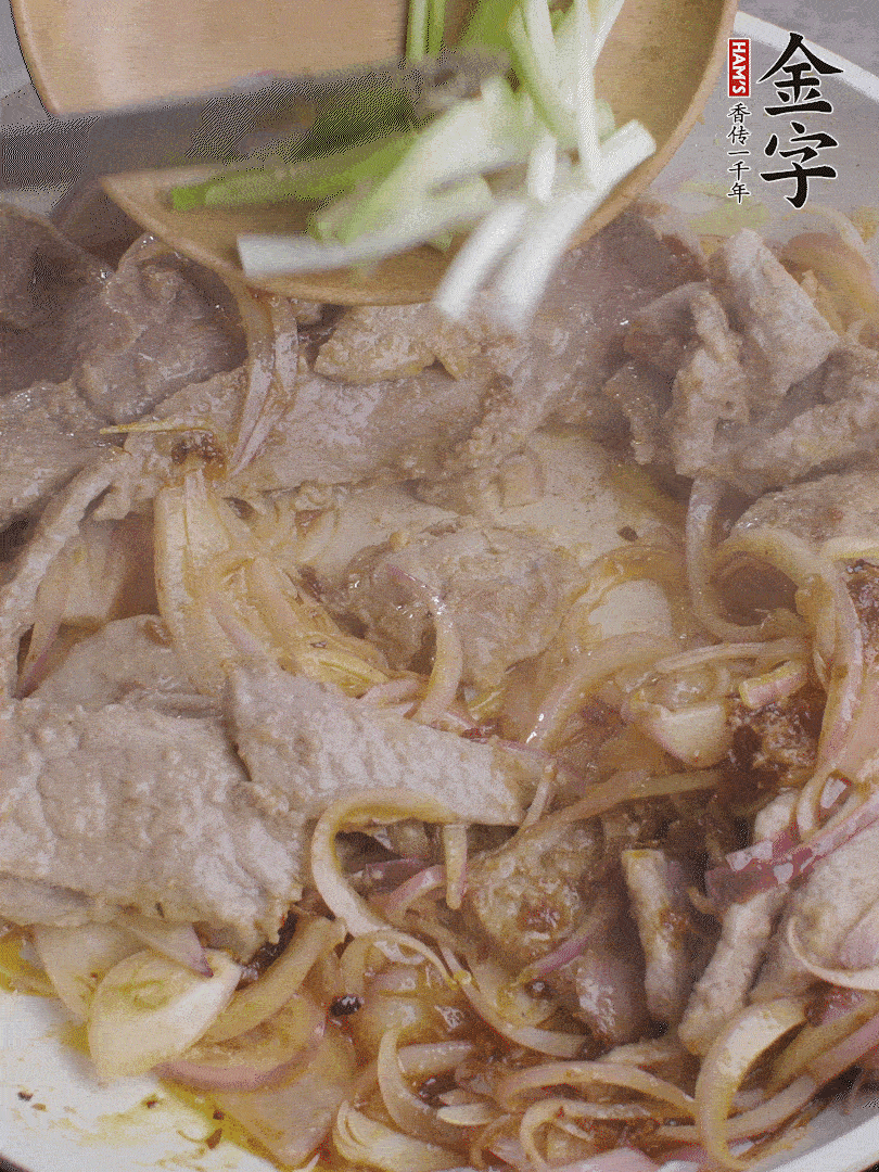 下牛肉、蔥段快炒。