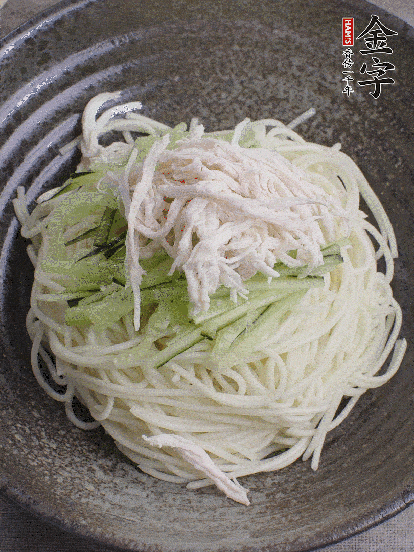 堿水面（熟）倒入大碗中，鋪上黃瓜絲、雞絲。