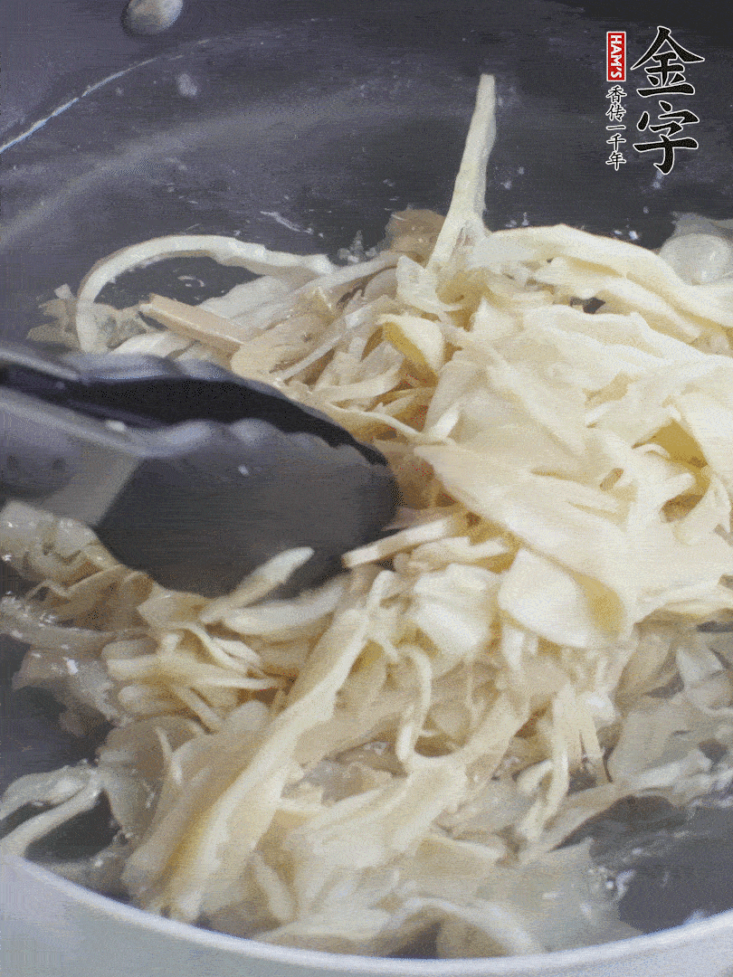 糯米筍焯水1分鐘，過涼水，擠干水份。