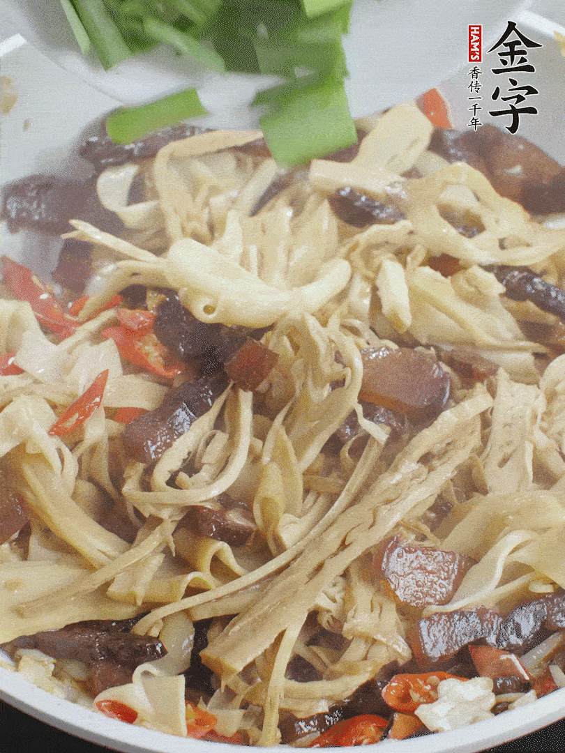 翻炒均勻，下蒜葉。