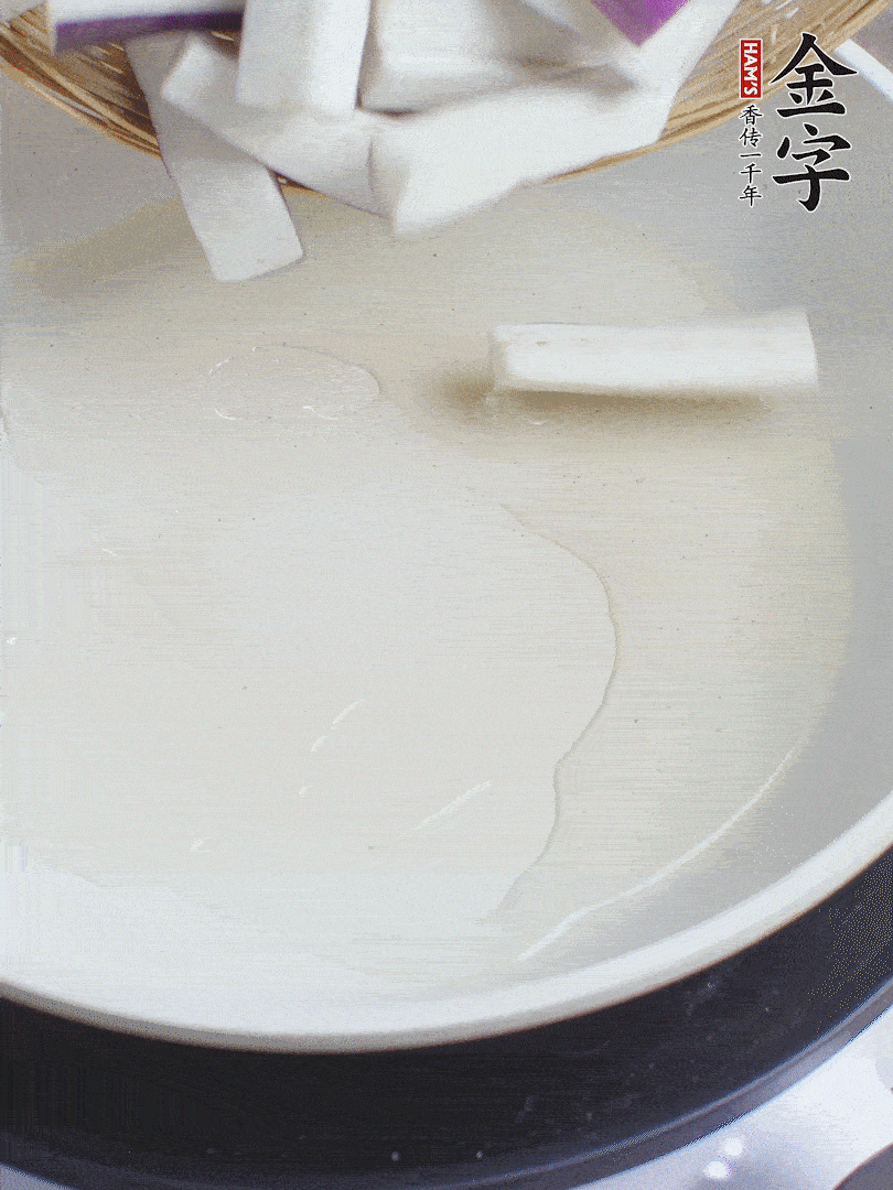 杭茄洗凈去蒂，縱向剖成4份，切成長(zhǎng)10cm左右的段。白洋蔥切絲?？谀⑾磧羧サ舯?。紅椒切菱形片。