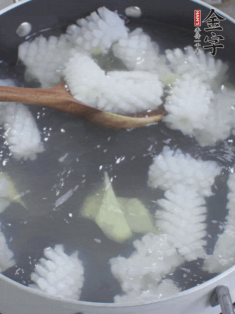 魷魚解凍后，加姜片、料酒汆燙30秒。
