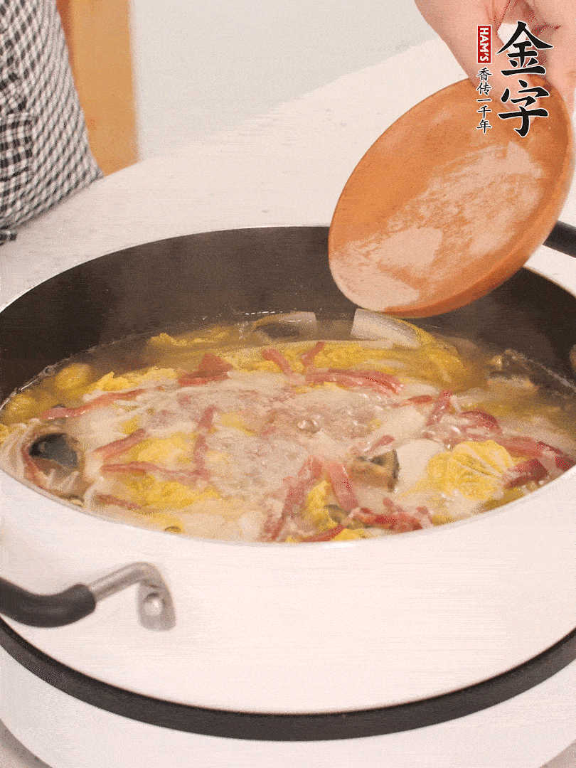 加適量的白胡椒調(diào)味。
