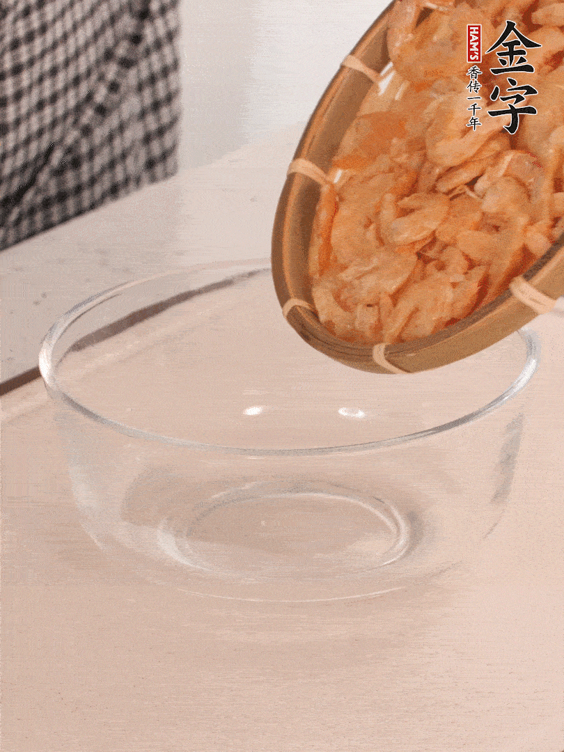 海米提前用溫水浸泡一會(huì)。