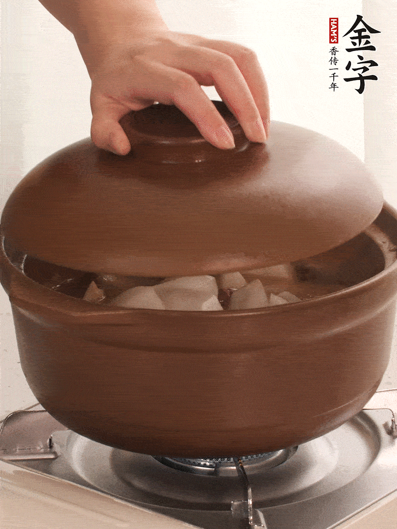 倒沒過食材的熱水，大火燒開。蓋上蓋子轉(zhuǎn)中小火，燉15-20分鐘。等蘿卜煮到喜歡的軟爛度就可以關(guān)火。