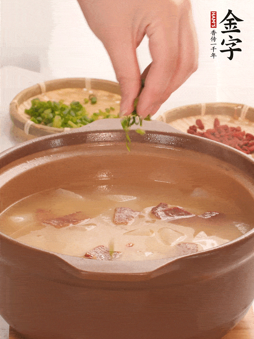 最后點(diǎn)綴點(diǎn)小蔥花、枸杞，增色提味。