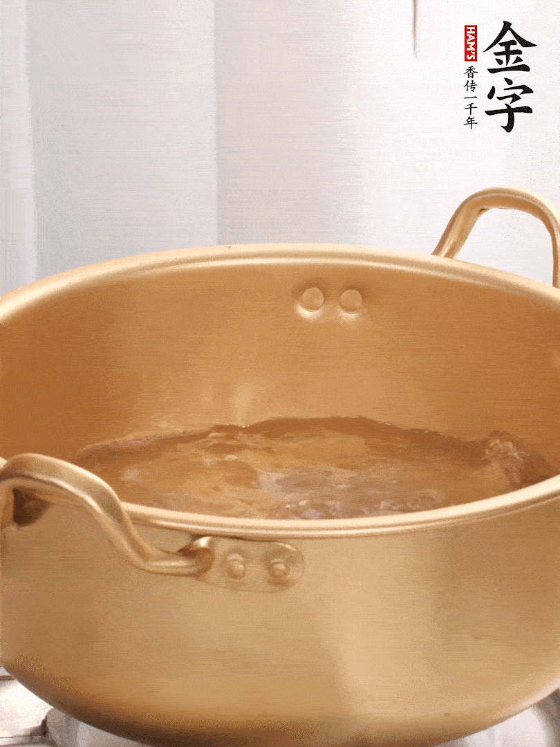 排骨加姜片、料酒，冷水下鍋焯水，撇去浮沫。