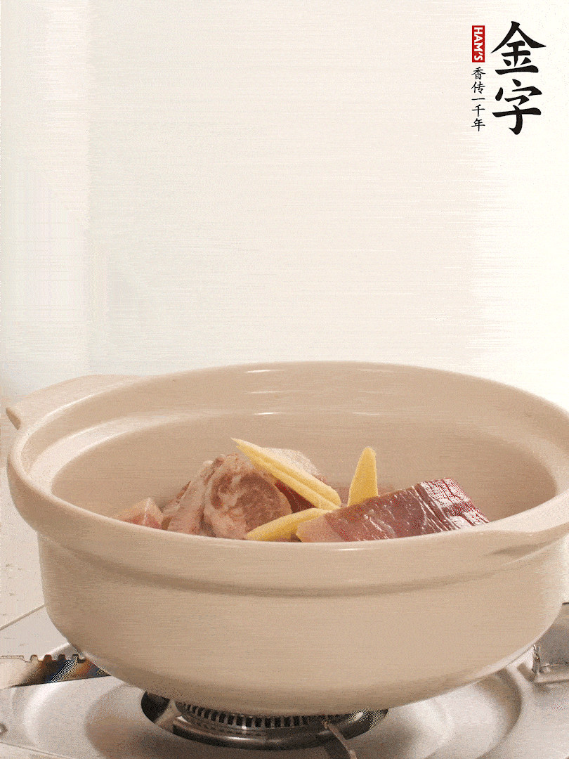 湯鍋放入排骨、火腿、姜，加適量水。煮開后轉(zhuǎn)小火燉40分鐘。