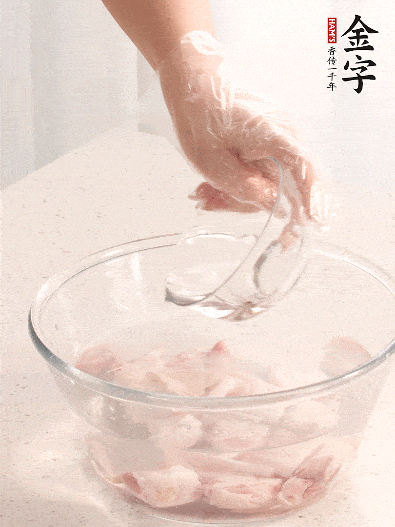 豬蹄除去雜毛、刮去油膩，斬成大塊，冷水浸泡半小時(shí)出血水，冷水下鍋，放入姜片、醋去腥，水燒開大約2分鐘，撈出。（白醋能夠讓豬蹄更白凈）