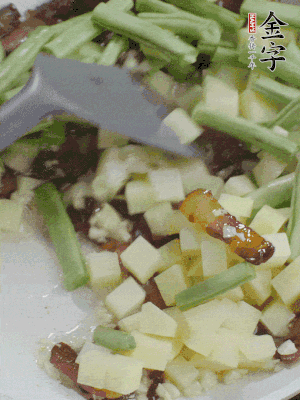 下蒜末、豆角、土豆塊翻炒。