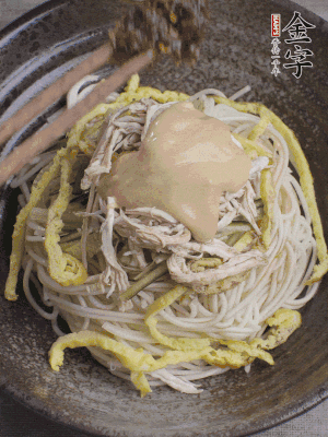 生抽1勺、醋1勺、芝麻醬1勺、金字火腿大師醬1勺。