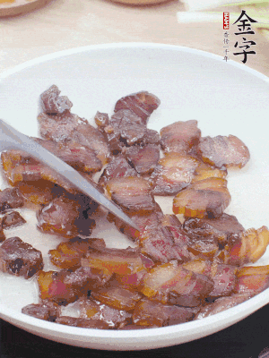 熱鍋少油，醬油肉煸出油脂，盛出。