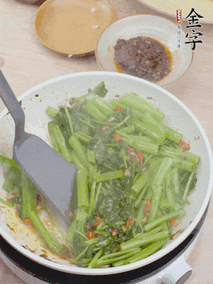 下空心菜炒軟。