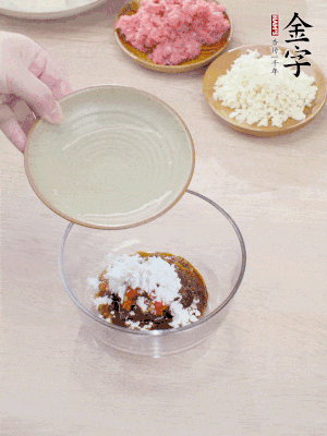 調(diào)料汁：金字火腿干貝醬2勺、剁椒1/2勺、生抽1/2勺、淀粉2勺、清水半碗。