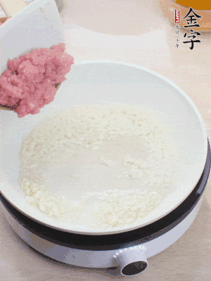 鍋內(nèi)熱油，蒜泥、牛肉泥炒至酥香。