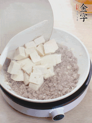放豆腐翻拌均勻，倒料汁燜煮。