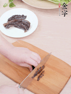 金字醬油肉下鍋煮10分鐘，切薄片。