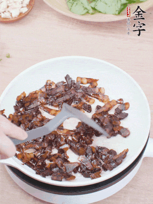 起鍋熱油，煸香醬油肉，撥拉到一邊。
