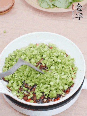 下菜梗翻炒，混合醬油肉。