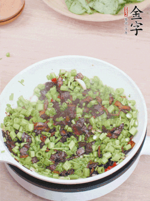 1勺生抽、1勺蠔油、1點(diǎn)點(diǎn)白糖調(diào)味。