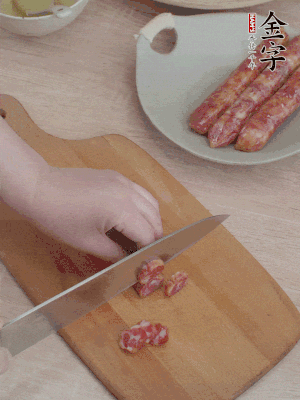香腸切片。（圓片一點，不用很斜）