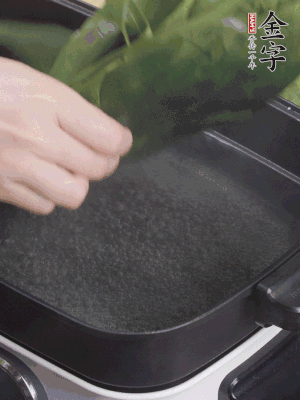 粽葉入沸水煮1分鐘，翻面再煮1分鐘，清洗干凈加水浸泡。