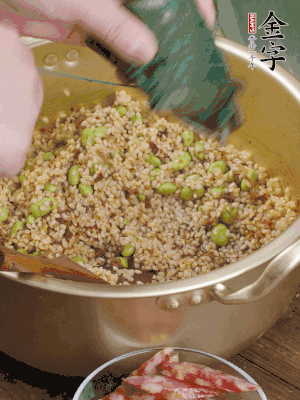 再附一張粽子，一齊向后折疊，線繩捆綁。