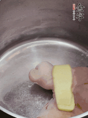 撈出洗凈后，加蔥姜、黃酒二遍焯水。