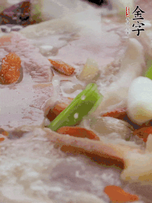 最后下枸杞、蒜白。