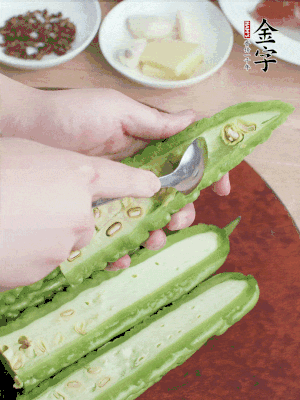 苦瓜去籽切薄片，一點(diǎn)鹽拌勻，10分鐘后沖洗控干。香蔥切蔥花、姜切末、蒜拍碎、干辣椒切圈。