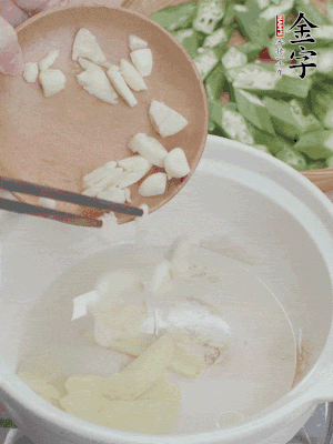 砂煲熱油，姜蒜、辣椒煸香。