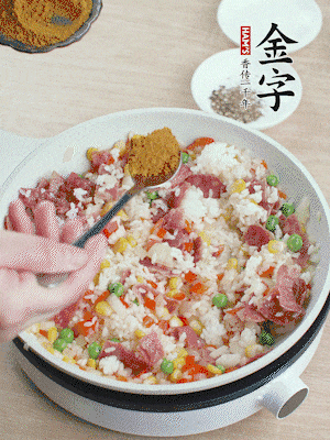 1勺咖喱粉、1/2勺鹽，少許黑胡椒碎炒均。